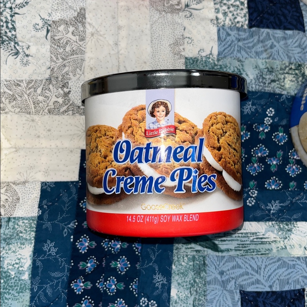 NEW! Goose Creek 3-Wick Little Debbie Oatmeal Creme Pies 14.5oz Candle - Picture 5 of 7